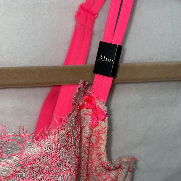 🌟 NWT 🌟 Victoria Secret Very Sexy Unlined Demi Lace sz 32DD - Picture 2 of 7